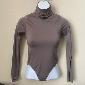 SKIMS ESSENTIAL MOCK-NECK LONG SLEEVE BODYSUIT | SIZE- XXS/XS | COLOR-TIGERS EYE